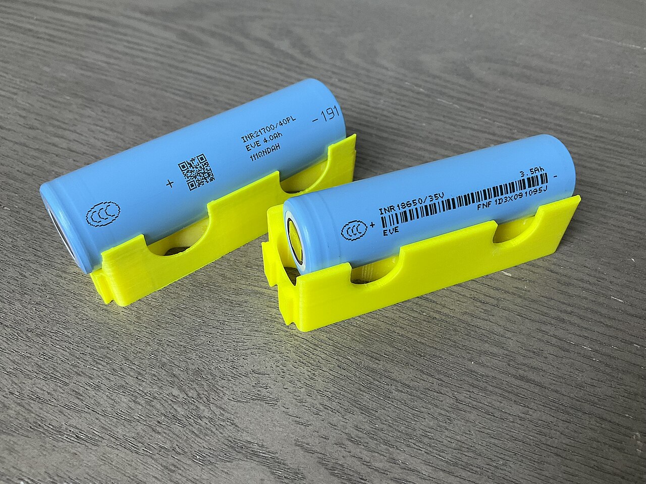 Cylindrical lithium-ion battery cells