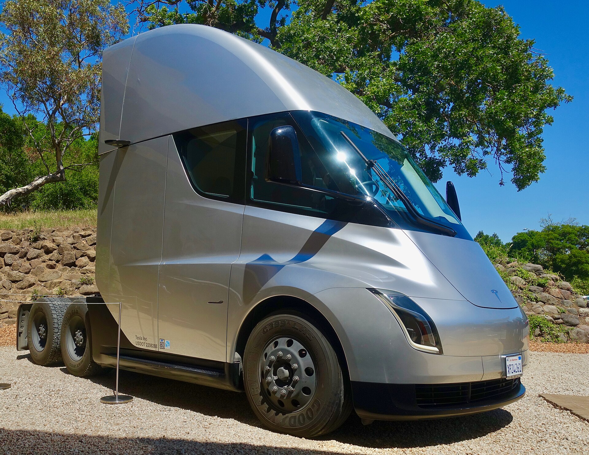 Tesla Semi electric Class 8 truck