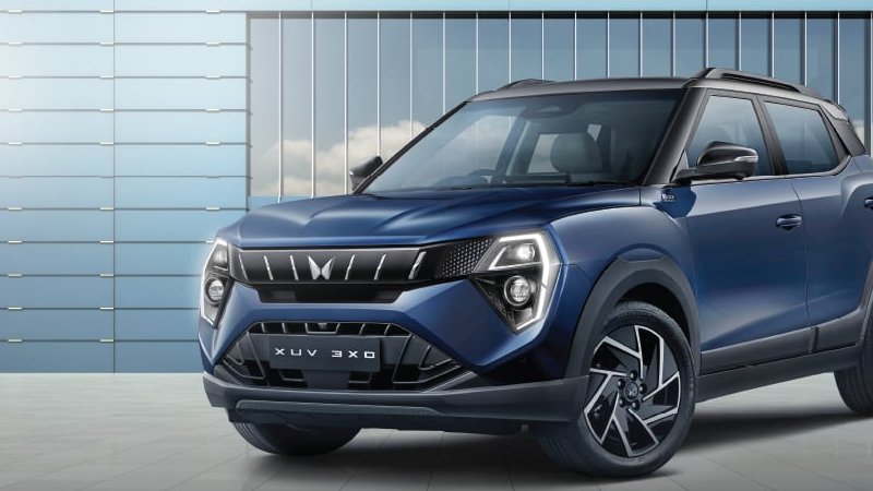 Mahindra XUV 3XO driving in city traffic
