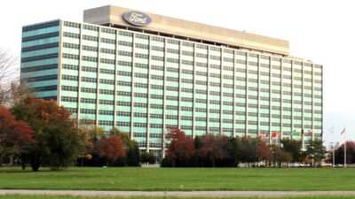 Trump’s Transportation Secretary Tells Ford to Cut China Ties: Stock Falls 4.2%, Farley Calls It “Wrongheaded”