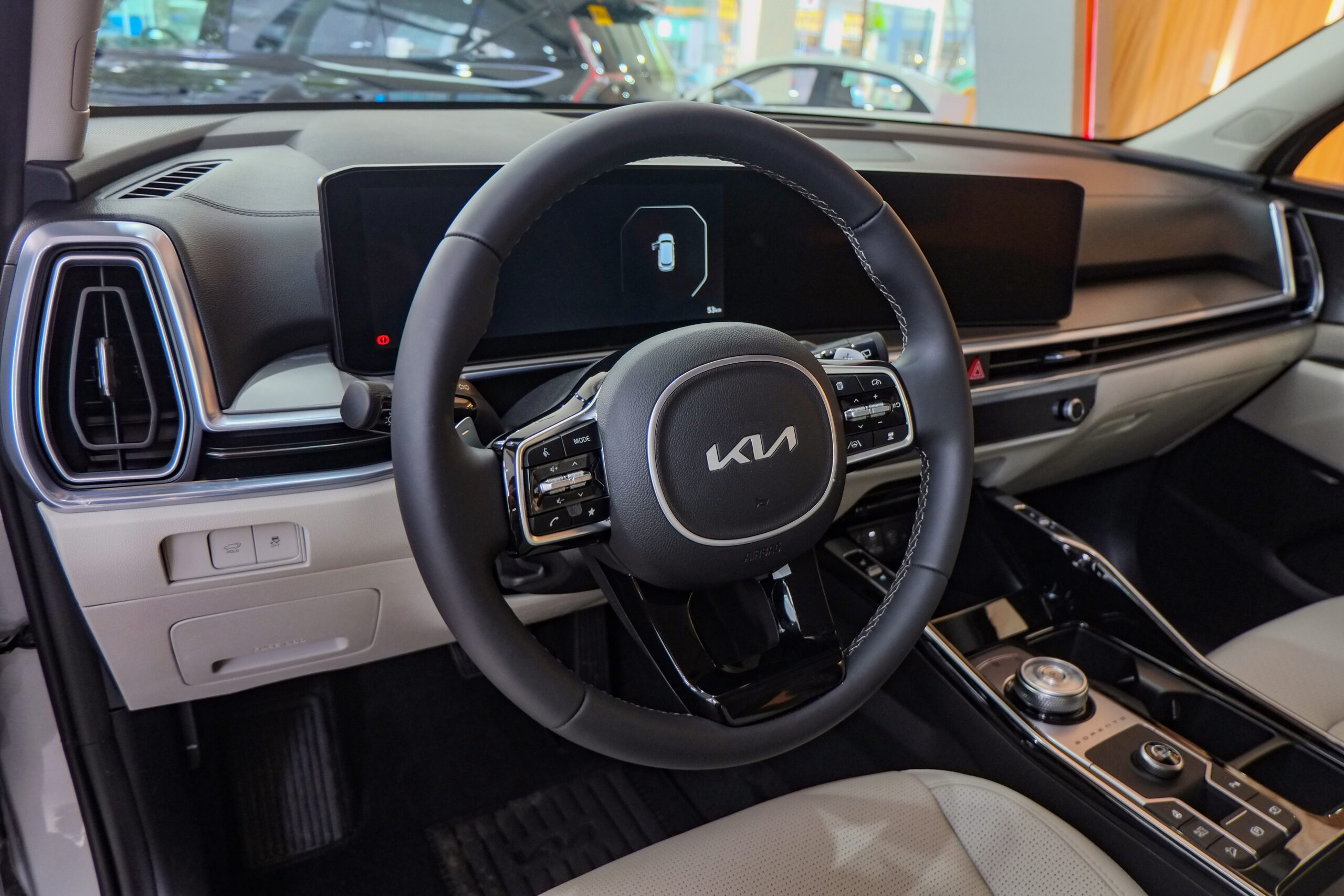 Kia Sorento MQ4 facelift 1.6 turbo hybrid AWD interior with dual curved displays