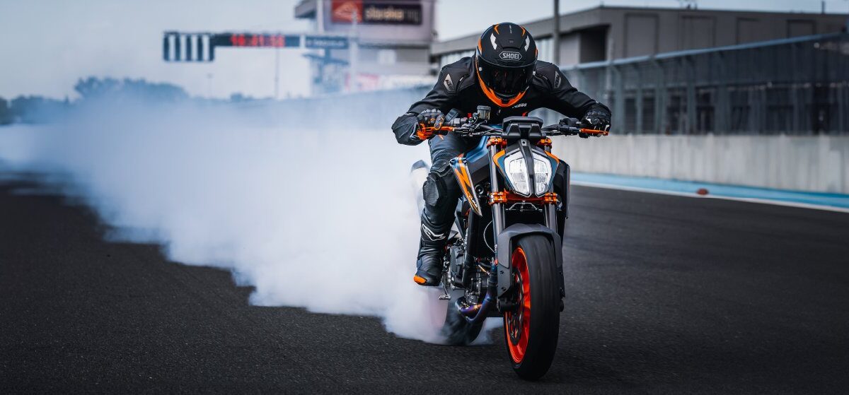 KTM 890 Duke R, lifestyle