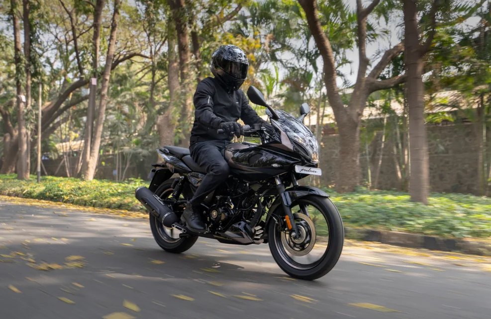 Bajaj Pulsar 220F, lifestyle