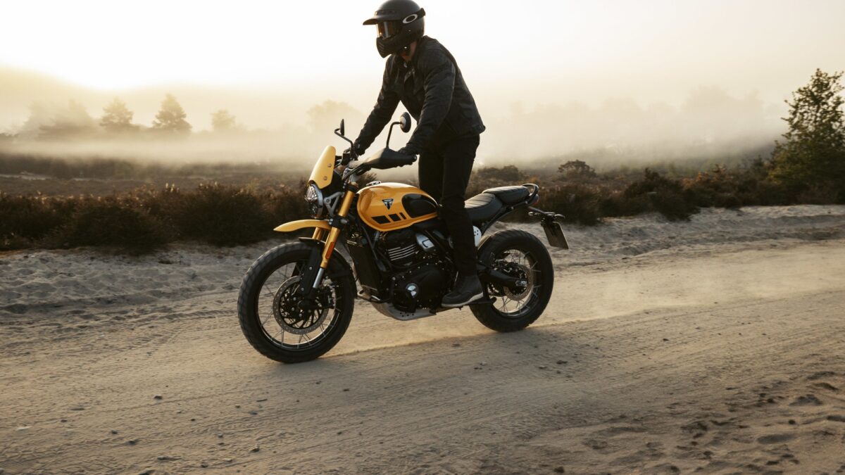 Triumph Scrambler 400 XC, lifestyle