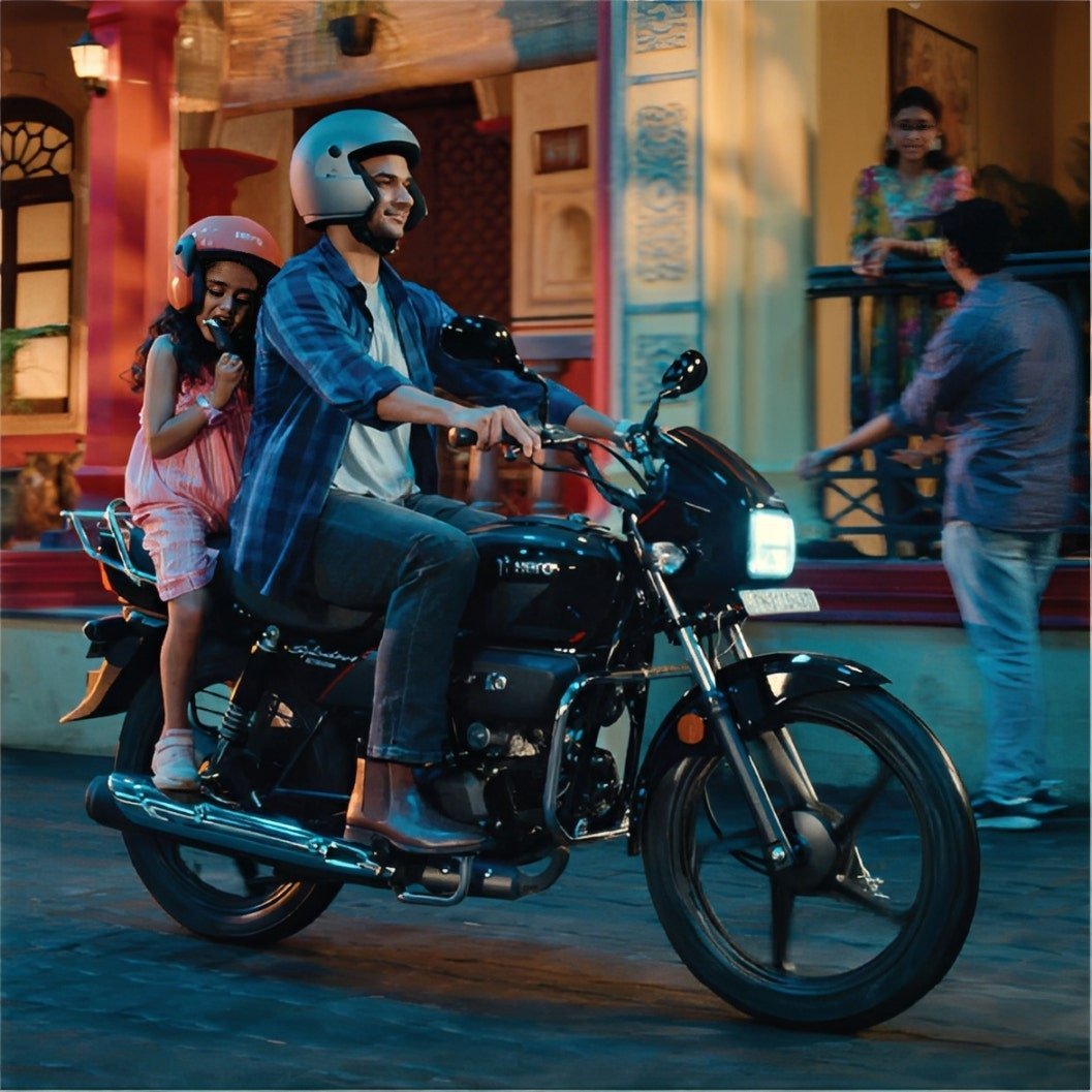Hero Splendor Plus, evening family ride
