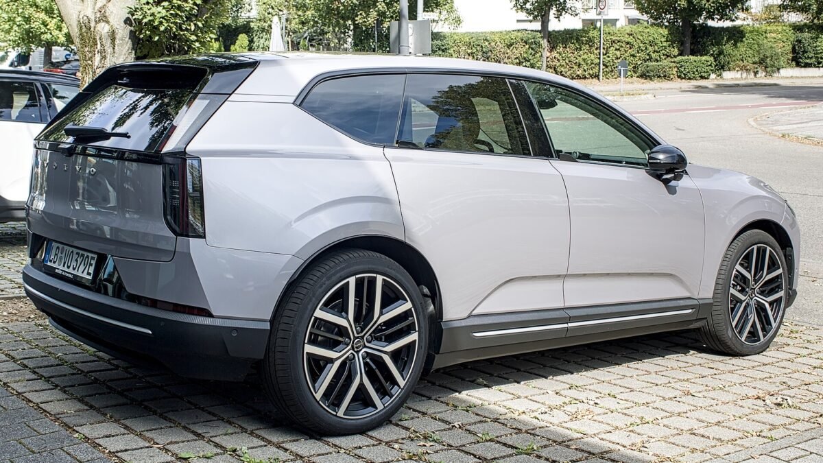 Volvo Cuts 2,500 Jobs as Q3 Loss Hits $530 Million